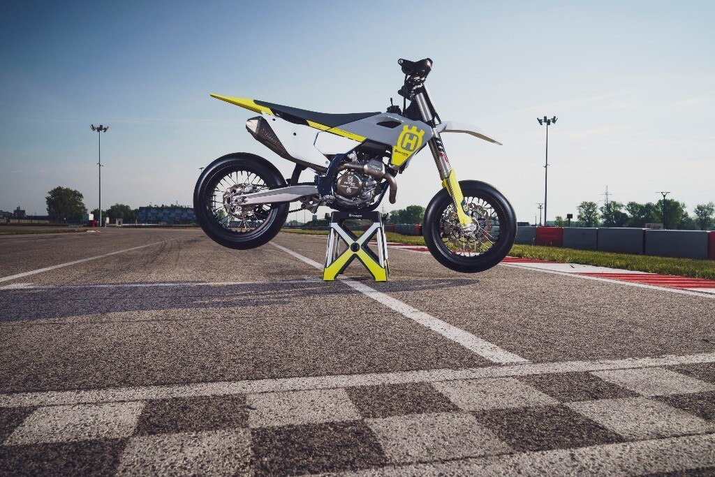 Husqvarna presenta la nuova FS 450 Supermoto 2023 